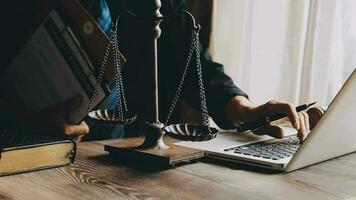 rättvisa och lag koncept.manlig domare i en rättssal med klubban, arbetar med, dator och dockningstangentbord, glasögon, på bordet i morgonljus video