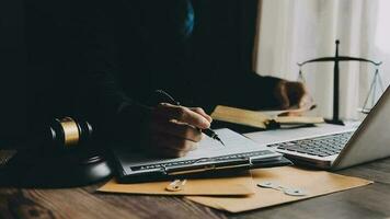 rättvisa och lag koncept.manlig domare i en rättssal med klubban, arbetar med, dator och dockningstangentbord, glasögon, på bordet i morgonljus video