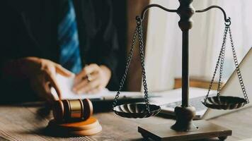 rättvisa och lag koncept.manlig domare i en rättssal med klubban, arbetar med, dator och dockningstangentbord, glasögon, på bordet i morgonljus video