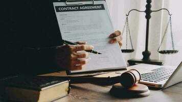 rättvisa och lag koncept.manlig domare i en rättssal med klubban, arbetar med, dator och dockningstangentbord, glasögon, på bordet i morgonljus video