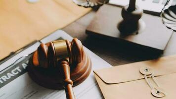 rättvisa och lag koncept.manlig domare i en rättssal med klubban, arbetar med, dator och dockningstangentbord, glasögon, på bordet i morgonljus video