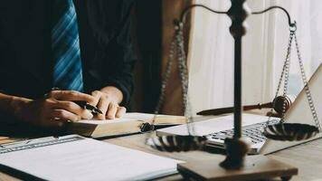 rättvisa och lag koncept.manlig domare i en rättssal med klubban, arbetar med, dator och dockningstangentbord, glasögon, på bordet i morgonljus video