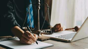 rättvisa och lag koncept.manlig domare i en rättssal med klubban, arbetar med, dator och dockningstangentbord, glasögon, på bordet i morgonljus video