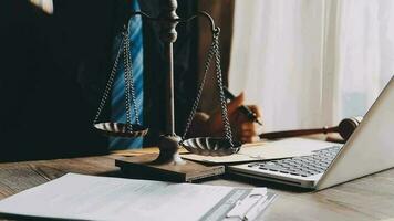 rättvisa och lag koncept.manlig domare i en rättssal med klubban, arbetar med, dator och dockningstangentbord, glasögon, på bordet i morgonljus video