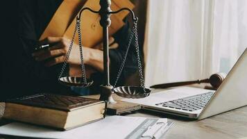 rättvisa och lag koncept.manlig domare i en rättssal med klubban, arbetar med, dator och dockningstangentbord, glasögon, på bordet i morgonljus video