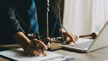 rättvisa och lag koncept.manlig domare i en rättssal med klubban, arbetar med, dator och dockningstangentbord, glasögon, på bordet i morgonljus video