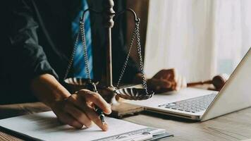 rättvisa och lag koncept.manlig domare i en rättssal med klubban, arbetar med, dator och dockningstangentbord, glasögon, på bordet i morgonljus video