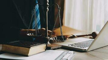 rättvisa och lag koncept.manlig domare i en rättssal med klubban, arbetar med, dator och dockningstangentbord, glasögon, på bordet i morgonljus video