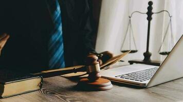 rättvisa och lag koncept.manlig domare i en rättssal med klubban, arbetar med, dator och dockningstangentbord, glasögon, på bordet i morgonljus video