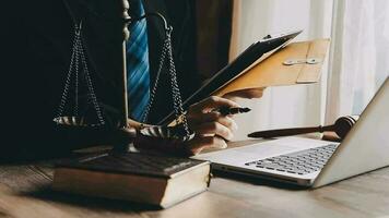 rättvisa och lag koncept.manlig domare i en rättssal med klubban, arbetar med, dator och dockningstangentbord, glasögon, på bordet i morgonljus video