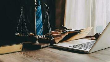 rättvisa och lag koncept.manlig domare i en rättssal med klubban, arbetar med, dator och dockningstangentbord, glasögon, på bordet i morgonljus video