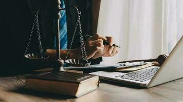 rättvisa och lag koncept.manlig domare i en rättssal med klubban, arbetar med, dator och dockningstangentbord, glasögon, på bordet i morgonljus video