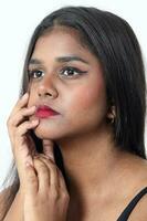 joven atractivo asiático indio mujer actitud cara cuerpo expresión modo emoción en blanco antecedentes bonito mano en cara foto