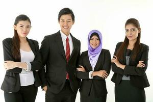 sur este asiático joven chino indio malayo Pañuelo hombre mujer vistiendo formal negocio oficina mercancía en blanco antecedentes estar actitud unión equipo foto