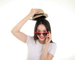 hermosa joven sur este asiático mujer vistiendo rojo marco gafas de sol gafas sombrero actitud Moda estilo blanco antecedentes Mira alrededor Copiar texto espacio foto