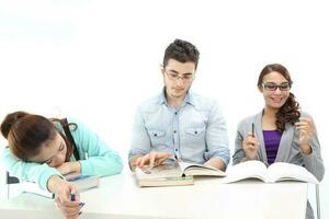 yong sur este asiático medio oriental caucásico juventud hombre mujer en casual vestir caminar hablar divertido sentar a mesa libro cuaderno bolígrafo ordenador portátil computadora estudiar pensar leer en blanco antecedentes foto