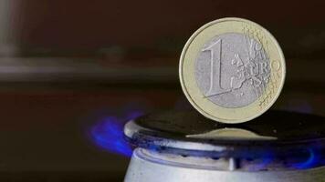 Gas Herd Brenner mit einer Euro Münze Stehen vertikal auf Spitze, Verbrennung Gas mit video