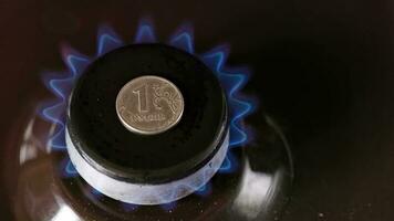 gas estufa quemador con ruso rublo en parte superior ardiente natural gas con azul fuego video