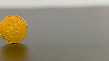 Bitcoin Münze Spinnen auf grau Hintergrund - - Nahansicht mit Zeitlupe video
