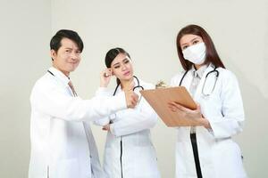 joven asiático masculino hembra médico vistiendo delantal uniforme sayo delantal sostener foto