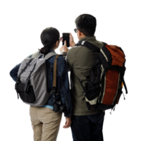 ung resande man och flicka med de ryggsäck använder sig av smartphone sökande riktning på plats Karta transparent bakgrund png, äventyr och resa i de bergen område begrepp png