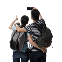 Jeune voyageur homme et fille selfie photo avec téléphone intelligent transparent Contexte png, aventure et Voyage dans le montagnes Région concept png