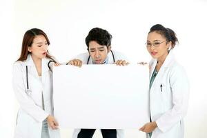 asiático chino malayo masculino hembra médico participación posando demostración señalando blanco expresión disgusto irritado preocupado participación blanco papel tablero en blanco antecedentes foto