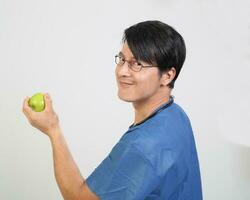 joven asiático masculino hembra médico vistiendo delantal uniforme sayo delantal sostener foto