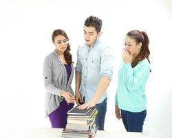 yong sur este asiático medio oriental caucásico juventud hombre mujer en casual vestir caminar hablar divertido sentar a mesa libro cuaderno bolígrafo ordenador portátil computadora estudiar pensar leer en blanco antecedentes foto