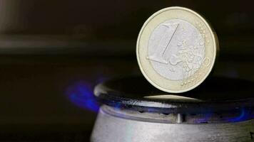 Gas Herd Brenner mit einer Euro Münze Stehen vertikal auf Spitze, Verbrennung Gas video