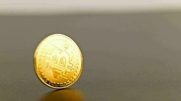 bitcoin moneda hilado en gris antecedentes - de cerca con cámara lenta video