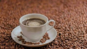 noir café dans une blanc tasse avec filage bulles sur plat surface couvert avec rôti café des haricots video