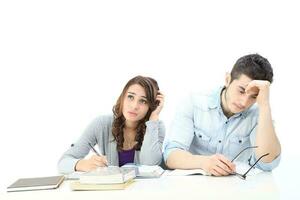 yong sur este asiático medio oriental caucásico juventud hombre mujer en casual vestir caminar hablar divertido sentar a mesa libro cuaderno bolígrafo ordenador portátil computadora estudiar pensar leer en blanco antecedentes foto