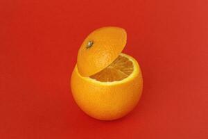 sano naranja cortar flotante parte superior rebanada jugo bebida idea concepto en rojo antecedentes foto