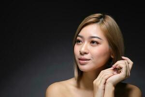 sur este asiático hermosa joven dama Moda maquillaje cosmético foto