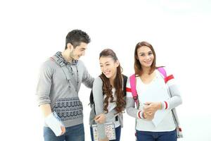 yong sur este asiático medio oriental caucásico juventud hombre mujer en casual vestir caminar hablar divertido sentar a mesa libro cuaderno bolígrafo ordenador portátil computadora estudiar pensar leer en blanco antecedentes foto