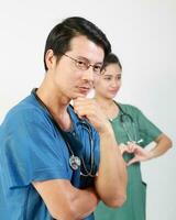 joven asiático masculino hembra médico vistiendo delantal uniforme sayo sostener foto