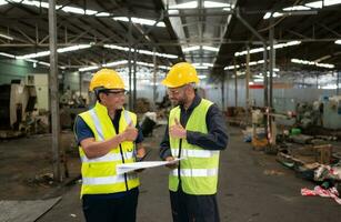 retrato de técnico equipo líder y equipo ese es Listo para reparando antiguo maquinaria a regreso a normal operación en el de la empresa antiguo maquinaria almacén foto