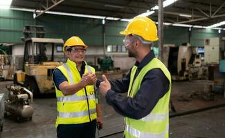 retrato de técnico equipo líder y equipo ese es Listo para reparando antiguo maquinaria a regreso a normal operación en el de la empresa antiguo maquinaria almacén foto