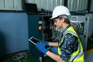 hembra técnico inspeccionando y reparando robótica brazo en robots hangar y prueba el operación de el máquina después siendo usado para un mientras, como bien como actualización el software y calibración foto