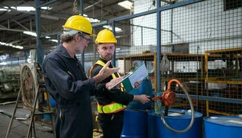 técnico y ingeniero inspeccionando y medición el Ingenieria valores de aceites a ser usado en el maquinaria industria. foto