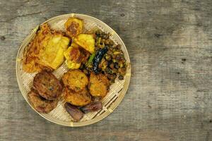 iftar set Piaju pakora beguni black chickpeas ghugni potato chop dates snack fried food photo