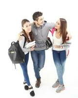 yong sur este asiático medio oriental caucásico juventud hombre mujer en casual vestir caminar hablar divertido sentar a mesa libro cuaderno bolígrafo ordenador portátil computadora estudiar pensar leer en blanco antecedentes foto