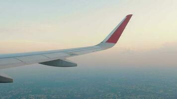 Blick aus dem Flugzeugfenster auf Flügel und Horizont, blauer Himmel. reise- und tourismuskonzept. bequemer Flug video