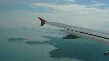 großartig Aussicht von das Meer und Inseln von das Flugzeug Fenster. Tourismus Konzept warten zum öffnen Grenzen video