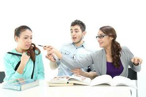 yong sur este asiático medio oriental caucásico juventud hombre mujer en casual vestir caminar hablar divertido sentar a mesa libro cuaderno bolígrafo ordenador portátil computadora estudiar pensar leer en blanco antecedentes foto