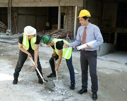 sur este asiático joven malayo chino hombre mujer vistiendo sin peligro casco construcción sitio trabajo foto