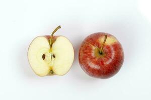 rojo manzana todo medio cortar rebanada parte superior ver en blanco antecedentes foto