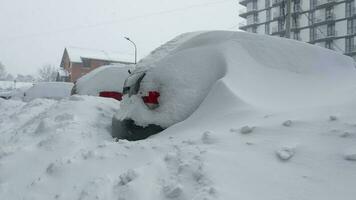 voitures couvert par neige après une neige Tempête De Neige. Résidentiel bâtiment dans le Contexte video
