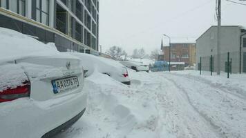 Autos bedeckt durch Schnee nach ein Schnee Schneesturm. Wohn Gebäude im das Hintergrund video